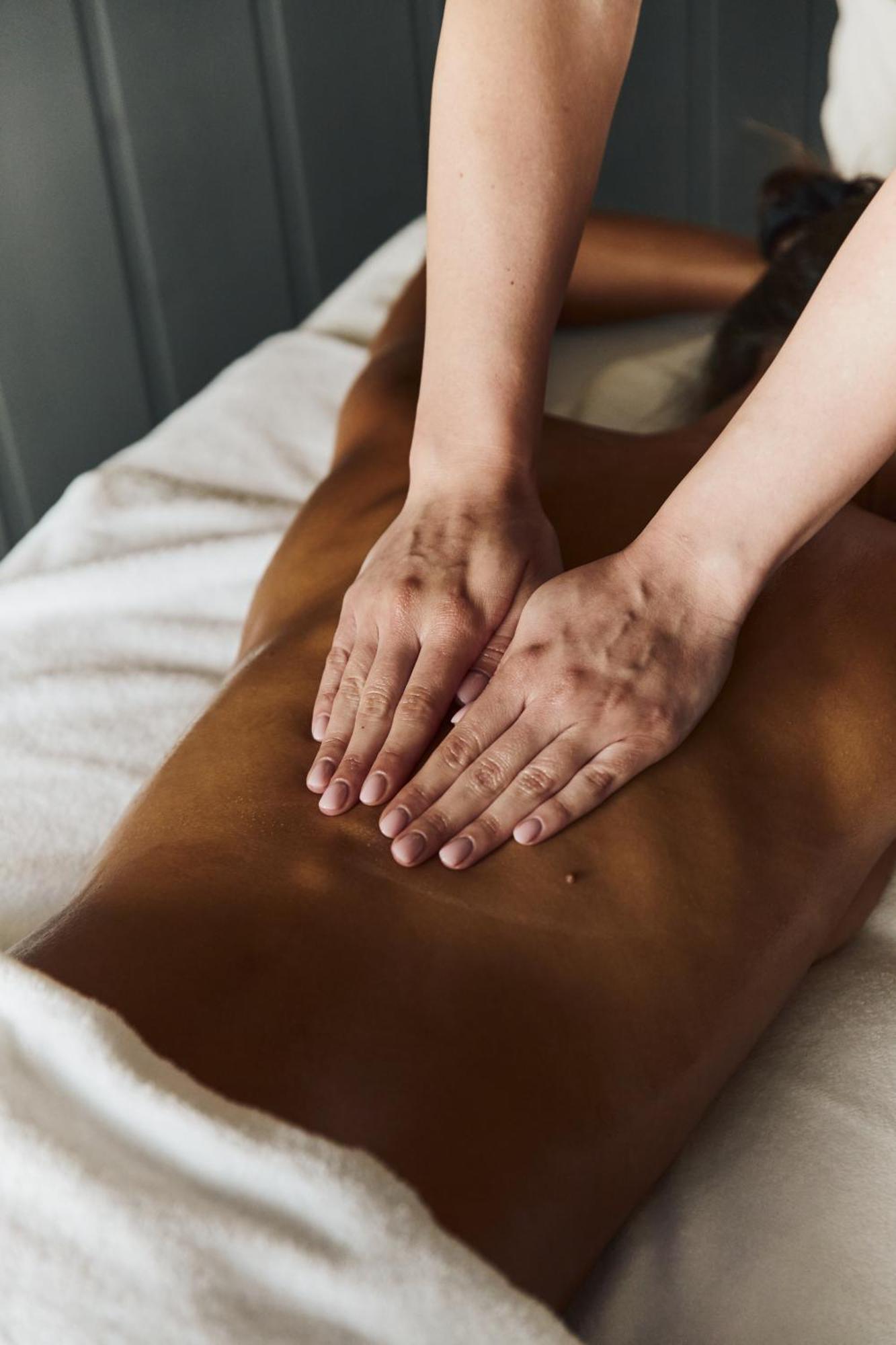 Hotel Plage Palace & Spa Palavas-les-Flots Exterior photo A massage therapist's hands